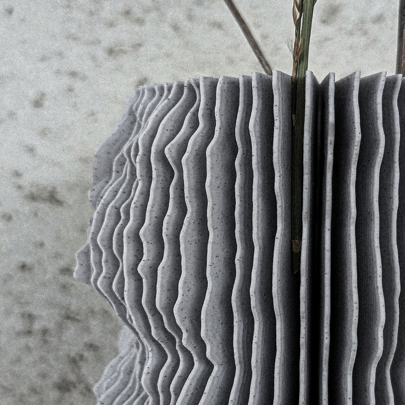 organic 3d printed vase PROFILUM close-up of flowing ridges